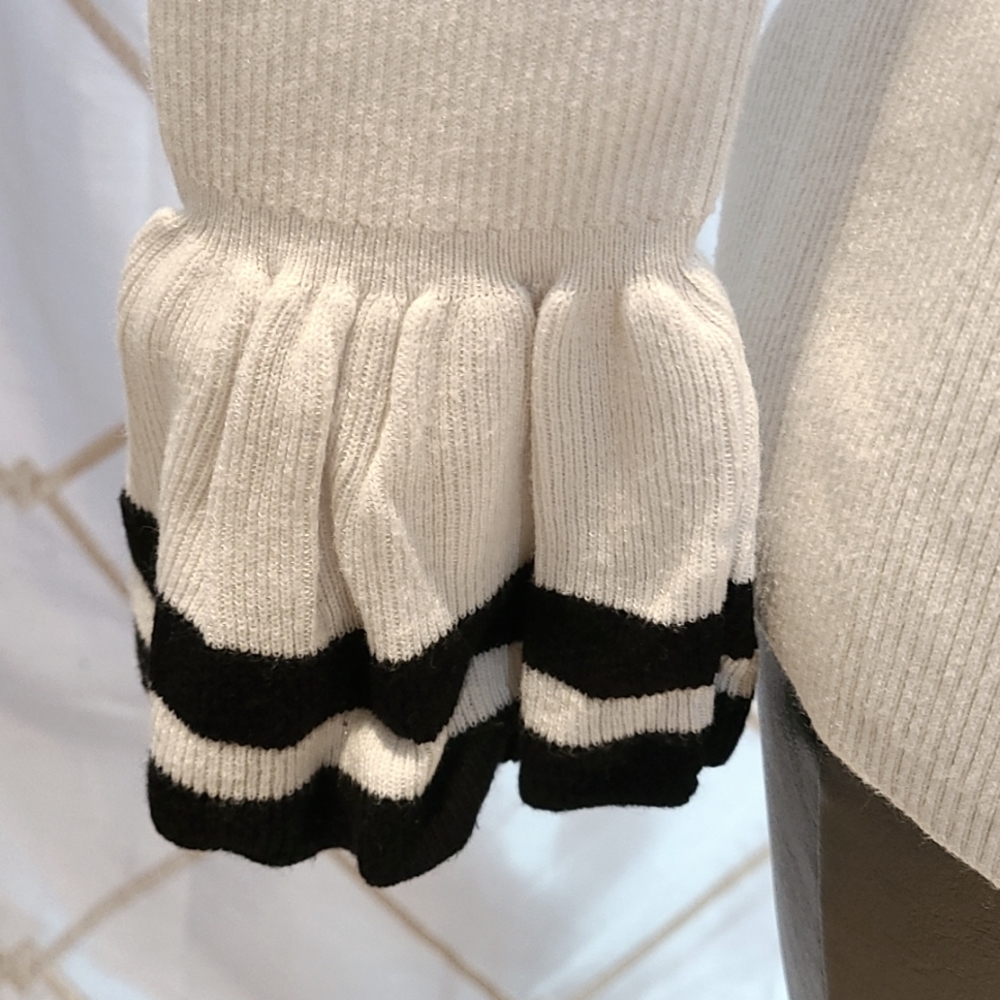 Ralph Lauren signature sweater in off-white with black ruffle sleeve Size M - Picture 2 of 9